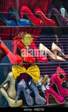 Schuhe Store im Mercado de San Telmo. (San Telmo Markt). San Telmo, Buenos Aires, Argentinien. Stockfoto