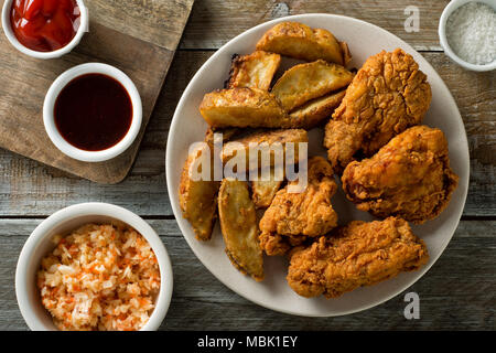 Leckere hausgemachte knusprig gebratenes Huhn mit taters und Krautsalat. Stockfoto