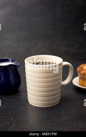 Frühstück auf einer Schiefertafel Tischplatte Stockfoto