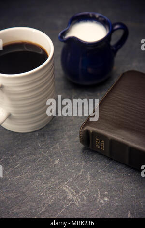 Heilige Bibel auf einer Schiefertafel Tisch und Frühstück Stockfoto