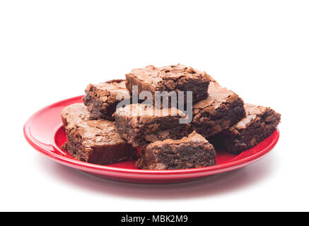 Hausgemachte Gooey Double Chocolate Brownies auf weißem Hintergrund Stockfoto