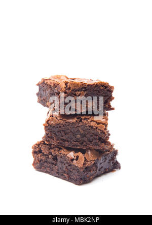 Hausgemachte Gooey Double Chocolate Brownies auf weißem Hintergrund Stockfoto