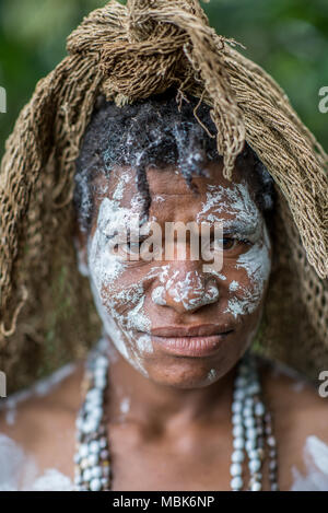 Porträt einer Huli Witwe mit Gesicht gemalt, Tari Tal, Papua-Neuguinea Stockfoto