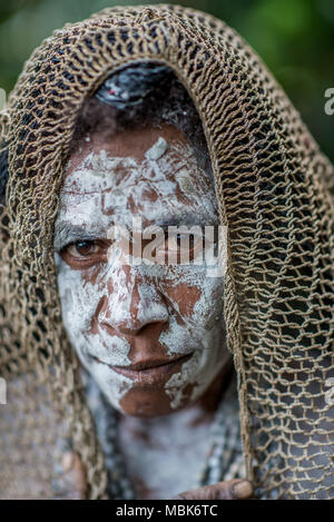 Porträt einer Huli Witwe mit Gesicht gemalt, Tari Tal, Papua-Neuguinea Stockfoto