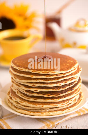 Ein Stapel mit frischer Buttermilch Pfannkuchen mit Sirup, Vergossen Stockfoto