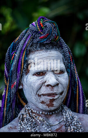 Porträt einer Huli Witwe mit Gesicht gemalt, Tari Tal, Papua-Neuguinea Stockfoto