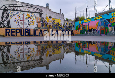 Kinder spielen Fußball (Fußball) am Caminito. La Boca, Buenos Aires, Argentinien Stockfoto