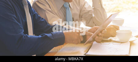 Geschäftsmann Präsentation arbeiten auf Tablet Stockfoto