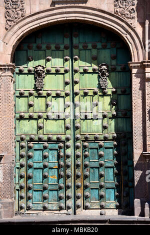 Details der Türen von der historischen Iglesia de la Compañía in Cusco. Peru. Stockfoto