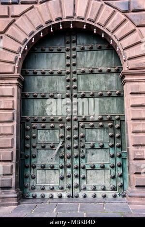 Details der Türen von der historischen Iglesia de la Compañía in Cusco. Peru. Stockfoto