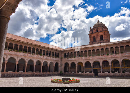 CUSCO, PERU - 31. März 2018: Kloster von Santo Domingo Innenhof an Qoricancha Inka Ruinen - Cusco, Peru Stockfoto