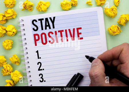 Schreiben Hinweis angezeigt bleiben positiv. Business foto Präsentation optimistisch motiviert gute Haltung Inspiriert hoffnungsvoll Geschrieben von Mann, Markierung Nr. Stockfoto
