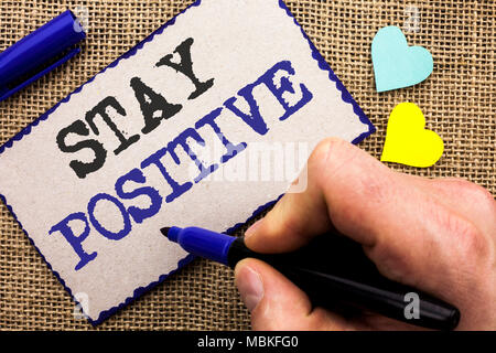 Konzeptionelle Hand schreiben angezeigt bleiben positiv. Business foto Präsentation optimistisch motiviert gute Haltung inspiriert Hoffnungsvoll schriftliche Notiz. Stockfoto