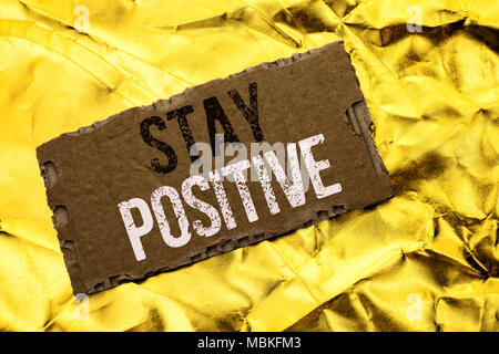 Schreiben Hinweis angezeigt bleiben positiv. Business Foto präsentiert werden Optimistisch motiviert gute Haltung inspiriert Hoffnungsvoll geschrieben reißen Karton Stück der Stockfoto