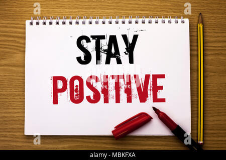 Schreiben Hinweis angezeigt bleiben positiv. Business Foto präsentiert werden Optimistisch motiviert gute Haltung Inspiriert hoffnungsvoll Notebook Buch die hölzerne geschrieben Stockfoto