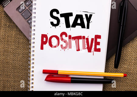 Schreiben Hinweis angezeigt bleiben positiv. Business Foto präsentiert werden Optimistisch motiviert gute Haltung Inspiriert hoffnungsvoll Notebook Buch geschrieben, Runde Stockfoto