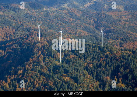 Windkraftanlagen auf einem Hügel Stockfoto