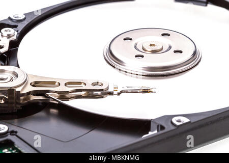 Festplatte Laufwerk (HDD) mit Deckel öffnen isolierten auf weißen Hintergrund Stockfoto