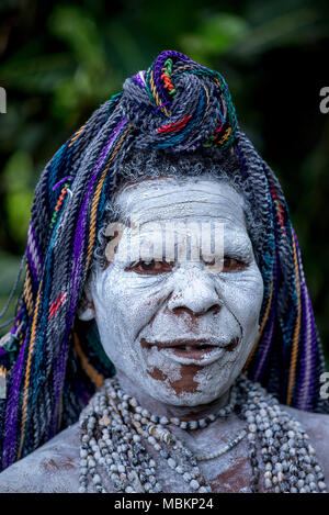 Porträt einer Huli Witwe mit Gesicht gemalt, Tari Tal, Papua-Neuguinea Stockfoto