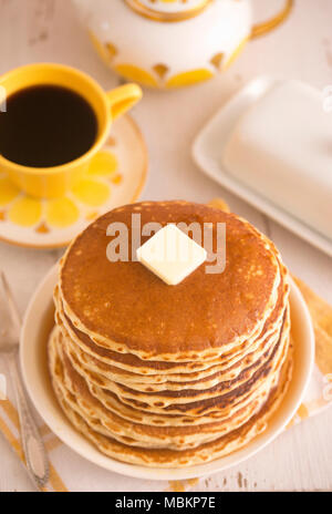 Ein Stapel mit frischer Buttermilch Pancakes mit Butter und Sirup Stockfoto