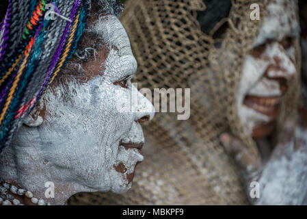 - Nahaufnahme, Porträt von zwei huli Witwen mit bemaltem Gesicht, Tari Tal, Papua-Neuguinea Stockfoto