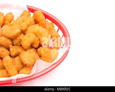 Zerschlagene und gebratenen Garnelen Popcorn in einem Korb auf weißem Hintergrund Stockfoto