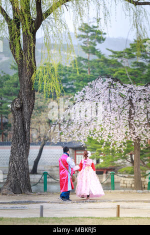 Seoul, Südkorea - Apr 6, 2018: Asiatische koreanische Frau gekleidet Hanbok in traditioneller Kleidung wandern in Gyeongbokgung Palast Stockfoto