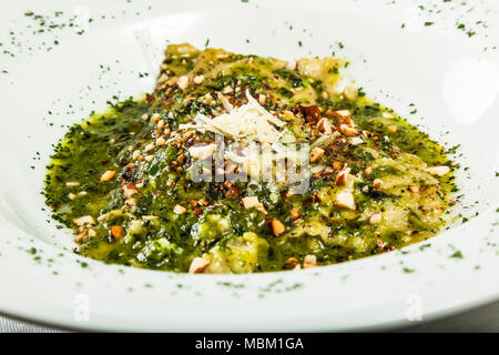 Sizilianische Ravioli gefüllt mit Rucola, Ricotta und Mandeln Stockfoto