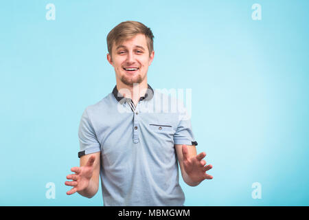 Portrait von glücklichen Student guy ziehen Hände, Lachen. Stockfoto