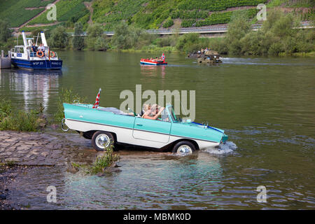 Amphic Auto, ein deutsches Amphibienfahrzeug fahren auf der Mosel bei Cochem, Rheinland-Pfalz, Deutschland Stockfoto