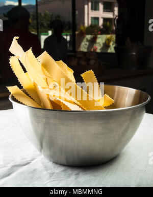 Frische Pasta in einem Topf. Stockfoto