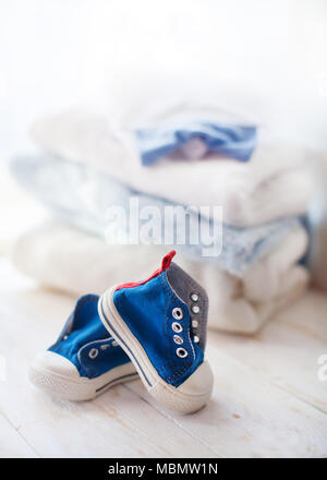 Bunte baby Sneakers auf Holz- Hintergrund Stockfoto