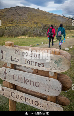 Wanderer und Signalisierung von Torres, Torres del Paine Nationalpark, Patagonien, Chile