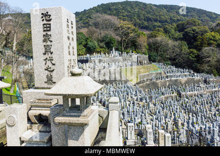 Alte Stein Gräber und Grabsteine in einem buddhistischen Friedhof hinter Kiyomizu-dera Tempel im alten Kyoto, Japan Stockfoto