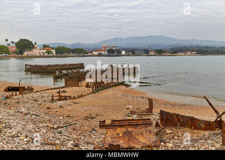 Die ROSTEN die Reste der alten Bügeleisen Schiffe liegen aufgegeben am Strand entlang Ana Chaves Bay auf Sao Tome Insel in Westafrika. Stockfoto