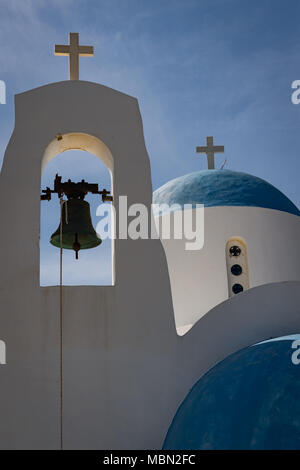 Äußeres mit Kreuz und Glocke von St. Nicholas Griechisch-orthodoxe Kirche, Pernera, Zypern Stockfoto