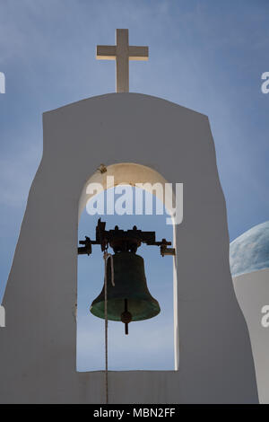 Kirchenglocke und Cross, St Nicholas Griechisch-orthodoxe Kirche, Pernera, Zypern Stockfoto