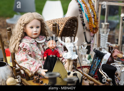 Flohmarkt mit Puppe Abschaltdruck Stockfoto