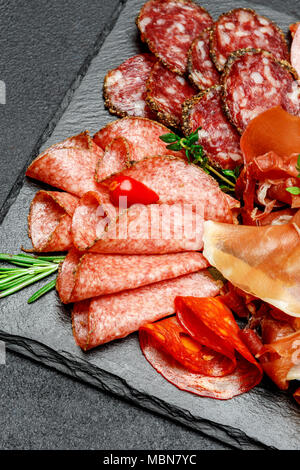 Wurst Platte mit Salami und Chorizo Wurst und Parma Stockfoto