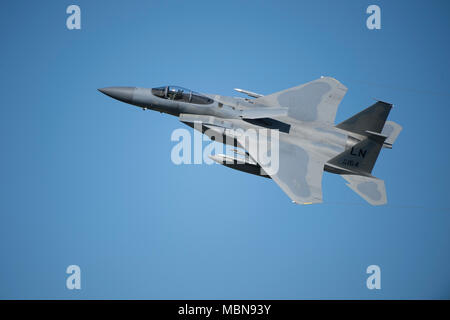 Eine F-15C Eagle auf die 493Rd Jagdgeschwader zugeordnet fliegt über Royal Air Force Lakenheath, England, April 5, 2018. Die Staffel unterhält die Fähigkeit, schnell erstellen, bereitstellen und Betriebsabläufe Kriegs- und Friedenszeiten taskings in jedem Theater der Operationen auf der ganzen Welt ausführen. (U.S. Air Force Foto/Senior Airman Malcolm Mayfield) Stockfoto