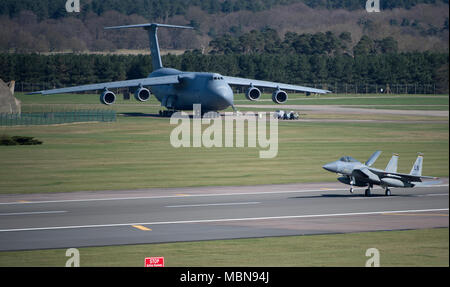 Eine F-15C Eagle auf die 493Rd Jagdgeschwader landet auf der Royal Air Force Lakenheath, England, 5. April 2018 vergeben. Die 493Rd FS ist ein Kampf - bereit F-15C/D Eagle squadron ausführen Luftüberlegenheit und Air Defense Missionen zur Unterstützung der Blindbewerbungen für US-European Command, US Africa Command und der NATO. (U.S. Air Force Foto/Senior Airman Malcolm Mayfield) Stockfoto