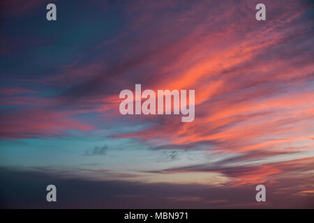 Wunderschöne blaue und rosa Sonnenuntergang Himmel über hohe Berge Silhouetten. Stockfoto