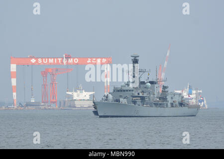 180411-N-XN 177-106 Yokosuka, Japan - Die britische Royal Navy Typ 23 Fregatte HMS Sutherland (F81) kommt beim US-Flotte Aktivitäten (FLEACT) Yokosuka für eine geplante Hafen besuchen. FLEACT Yokosuka bietet, wartet und betreibt base Einrichtungen und Dienstleistungen zur Unterstützung der Siebten Flotte vorwärts - bereitgestellt Seestreitkräfte, 71 Mieter Befehle, und 27.000 militärisches und ziviles Personal. (U.S. Marine Foto von Mass Communication Specialist 1. Klasse Peter Burghart/Freigegeben) Stockfoto