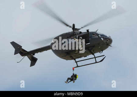 Eine der Oklahoma Army National Guard UH-72 "Lakota" Hubschrauber und Crew verhalten Wasserrettung Ausbildung über die Oklahoma River in Oklahoma City am Donnerstag, den 5. April. Mitglieder der Oklahoma City, Norman, Grünspan und Tulsa Feuerwehr Rescue Diver durchgeführt, um die Rolle der Rettungsschwimmerin und Hochwasser Opfer während des Open Water Rescue Übung. Die Feuerwehr und der Oklahoma Army National Guard Aviation sind Teil der Oklahoma Task Force (OKTF-1). (U.S. Army National Guard Foto von Maj. Geoff Legler) Stockfoto