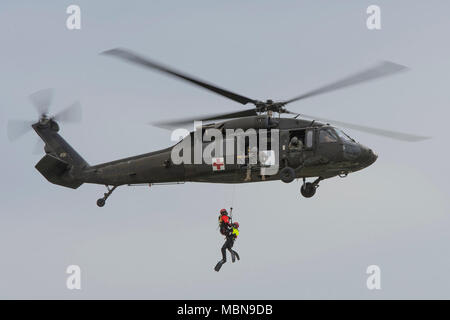 Eine der Oklahoma Army National Guard UH-60 "Black Hawk"-Hubschrauber und Crew verhalten Wasserrettung Ausbildung über die Oklahoma River in Oklahoma City am Donnerstag, den 5. April. Mitglieder der Oklahoma City, Norman, Grünspan und Tulsa Feuerwehr Rescue Diver durchgeführt, um die Rolle der Rettungsschwimmerin und Hochwasser Opfer während des Open Water Rescue Übung. Die Feuerwehr und der Oklahoma Army National Guard Aviation sind Teil der Oklahoma Task Force (OKTF-1). (U.S. Army National Guard Foto von Maj. Geoff Legler) Stockfoto