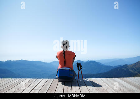 Bild von der Rückseite der touristische Frau auf dem Hintergrund des blauen Himmels Stockfoto