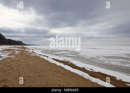 Verschneiten und vereisten Ostsee im Winter, Lettland Stockfoto