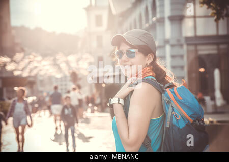 Foto der lächelnde Frau mit Rucksack Stockfoto