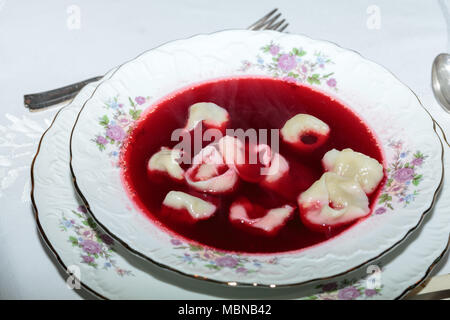 Rot Borschtsch mit Pilzen gefüllt Art Knödel Stockfoto