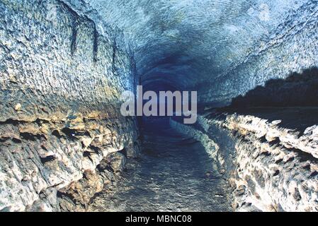 Die alte Sandstein Tunnel, Höhlen abgebaut. Die Höhle. Sandstein Tunnel feuchten Wänden. Trockene Kanal in den felsigen Untergrund geschnitzt Stockfoto